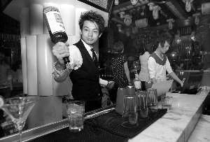 假洋酒真暴利:空瓶最多50元灌上假酒售800元