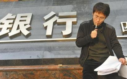 信用卡欠款6年没还9百涨到1万9 账单足足3米长